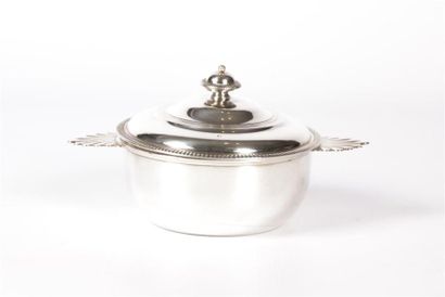 Bouillon à oreilles et son couvercle en argent,...