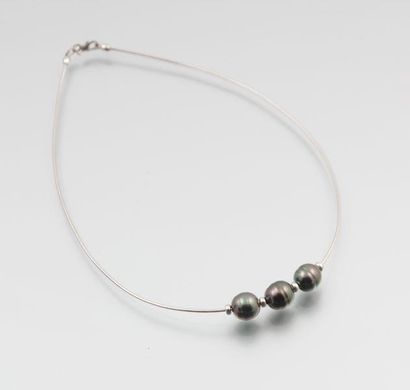 Collier en maille d'argent orné de trois...