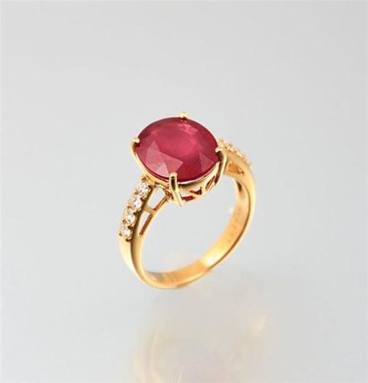 Bague en or jaune ornée en son centre d'un...