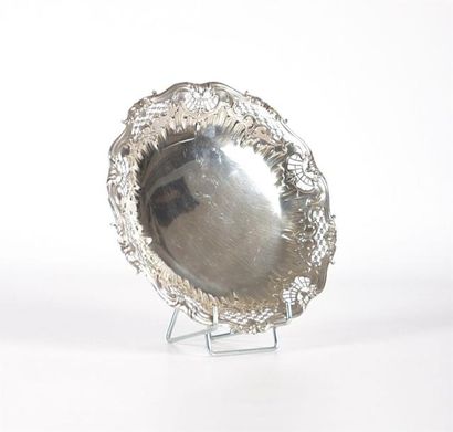 Assiette montée à mignardises en argent posant...