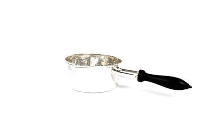 Grand poêlon en argent à fond plat, il présente...