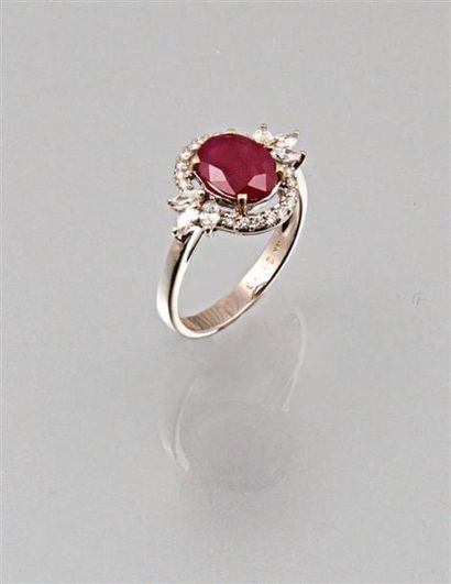 Bague en or blanc ornée d'un rubis de taille...