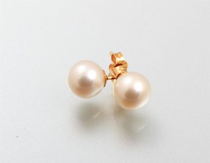 Paire de boucles d'oreille en or jaune ornées...