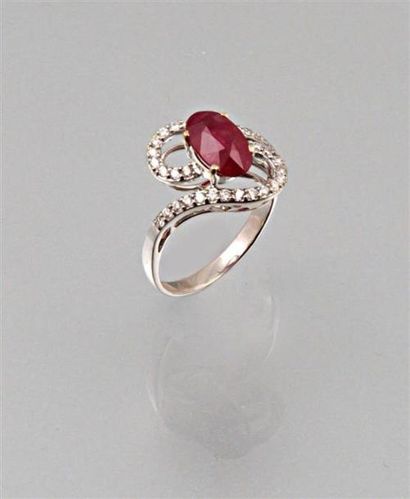 Bague en or blanc sertie d'un rubis ovale...