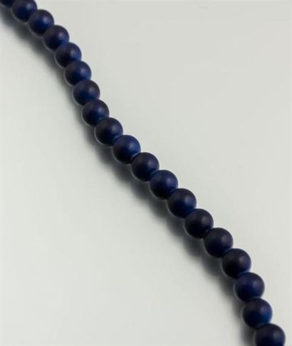 Collier de pierres dures teintées, le fermoir...