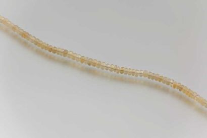 Collier de disques d'opale en chute, le
fermoir...