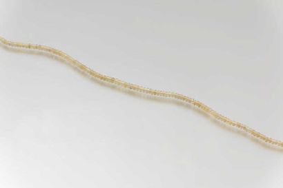 Collier de disques d'opale en chute, le
fermoir...