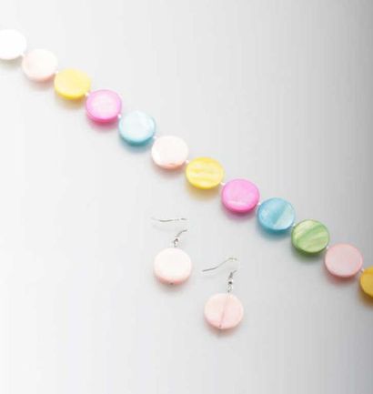 Collier et paire de boucles d'oreilles
ornés...