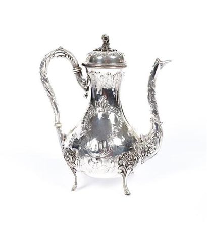 Cafetière en argent posant sur quatre pieds...
