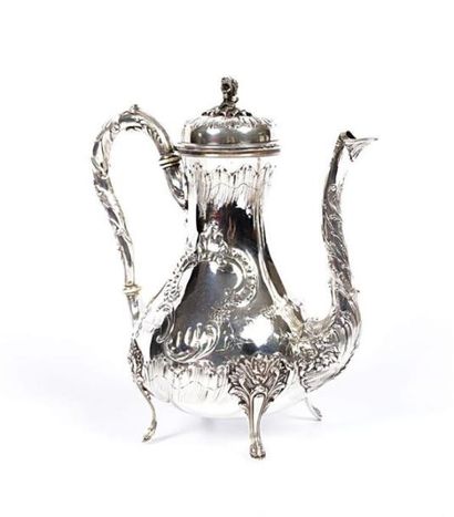 Cafetière en argent posant sur quatre pieds...
