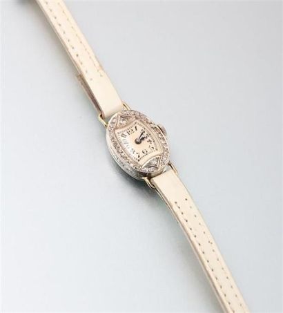 Montre de dame en platine, le boîtier ovale,...