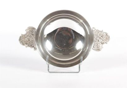 Coupe de forme ronde à anses en argent posant...