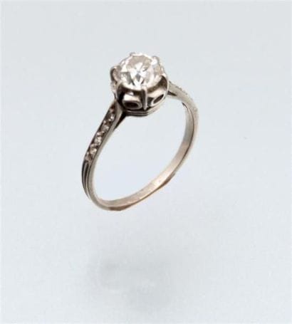 Bague en platine ornée d'un diamant solitaire...