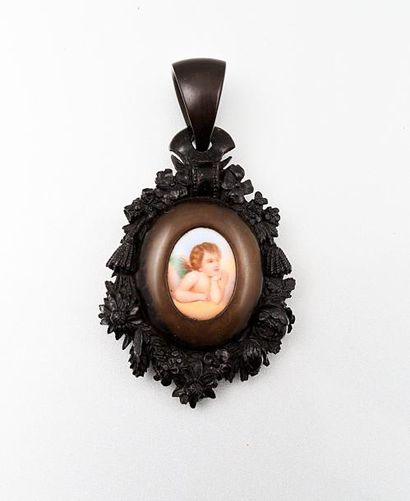 Pendentif orné d'une miniature polychrome,...