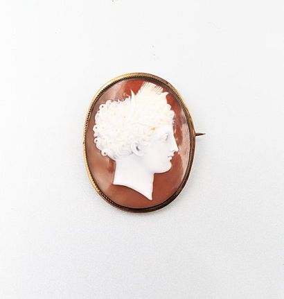 Broche en métal sertie d'un camée coquillage...