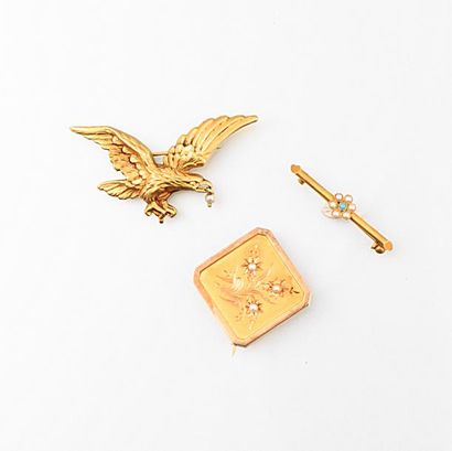 Lot de trois broches en or jaune 750 millièmes,...