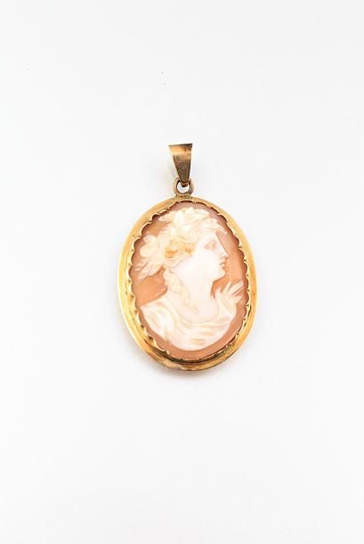 Pendentif en or jaune 750 millièmes, orné...
