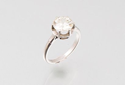 Bague en platine ornée d'un diamant solitaire...