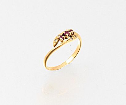 Bague en or jaune 750 millièmes, agrémentée...