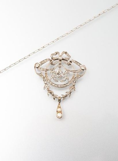 Collier en or et platine, à motif central...