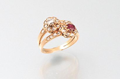Bague en or rose 750 millièmes, à deux fleurs...