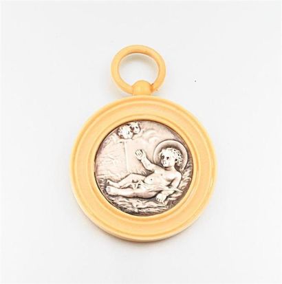 Médaille en argent figurant un chérubin auréolé...