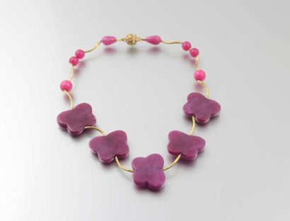 Collier en métal doré orné de fleurs en jadéite...