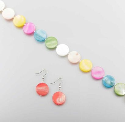 Collier et paire de boucles d'oreilles. Le...