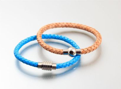 Deux bracelets en cuir tressé, l'un beige...