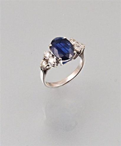 Bague en or blanc sertie d'un saphir taille...