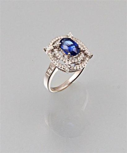 Bague en or blanc présente un plateau ovale...
