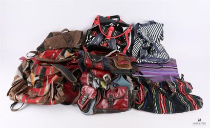 Lot de dix sacs en cuir et tissu de différents...