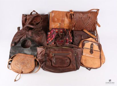 Lot de dix sacs en cuir et tissu de différents...