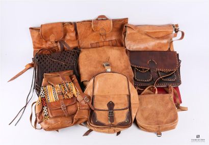 Lot de dix sacs en cuir de différents modèles...