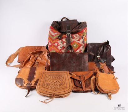 Lot de dix sacs en cuir et laine de différents...