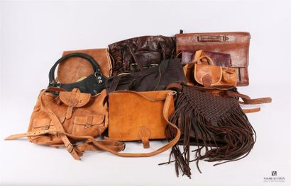 Lot de dix sacs en cuir de différents modèles...