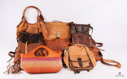 Lot de dix sacs en cuir et tissu de différents...