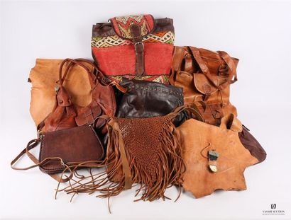 Lot de dix sacs en cuir et laine de différents...
