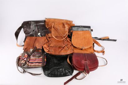 Lot de dix sacs en cuir et tissu de différents...