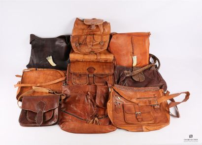 Lot de dix sacs en cuir de différents modèles...