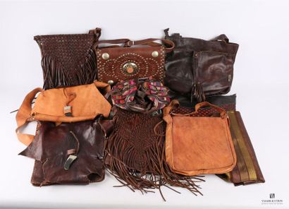Lot de dix sacs en cuir et tissu de différents...
