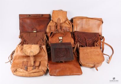 Lot de dix sacs en cuir et laine de différents...