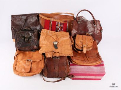 Lot de dix sacs en cuir et tissu de différents...