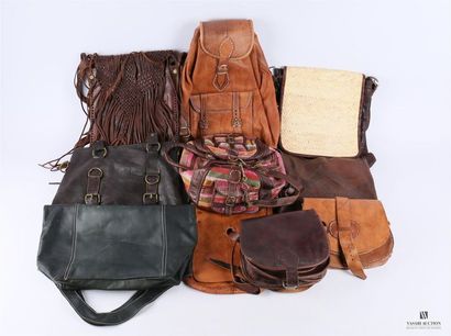 Lot de dix sacs en cuir et tissu de différents...