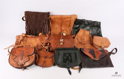 Lot de dix sacs en cuir de différents modèles...