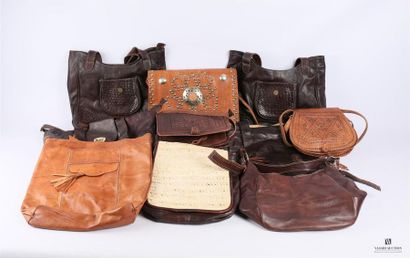Lot de dix sacs en cuir, paillage et ornementations...