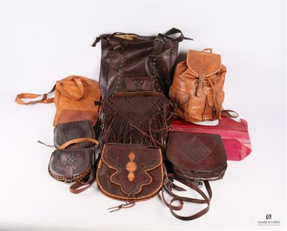 Lot de dix sacs en cuir et tissu de différents...