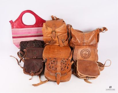 Lot de dix sacs en cuir et tissu de différents...