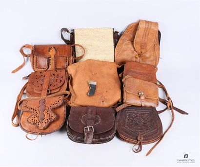 Lot de dix sacs en cuir et l'un paillé de...