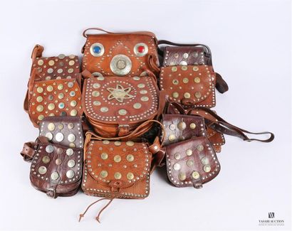 Lot de douze sacs en cuir ornementations...